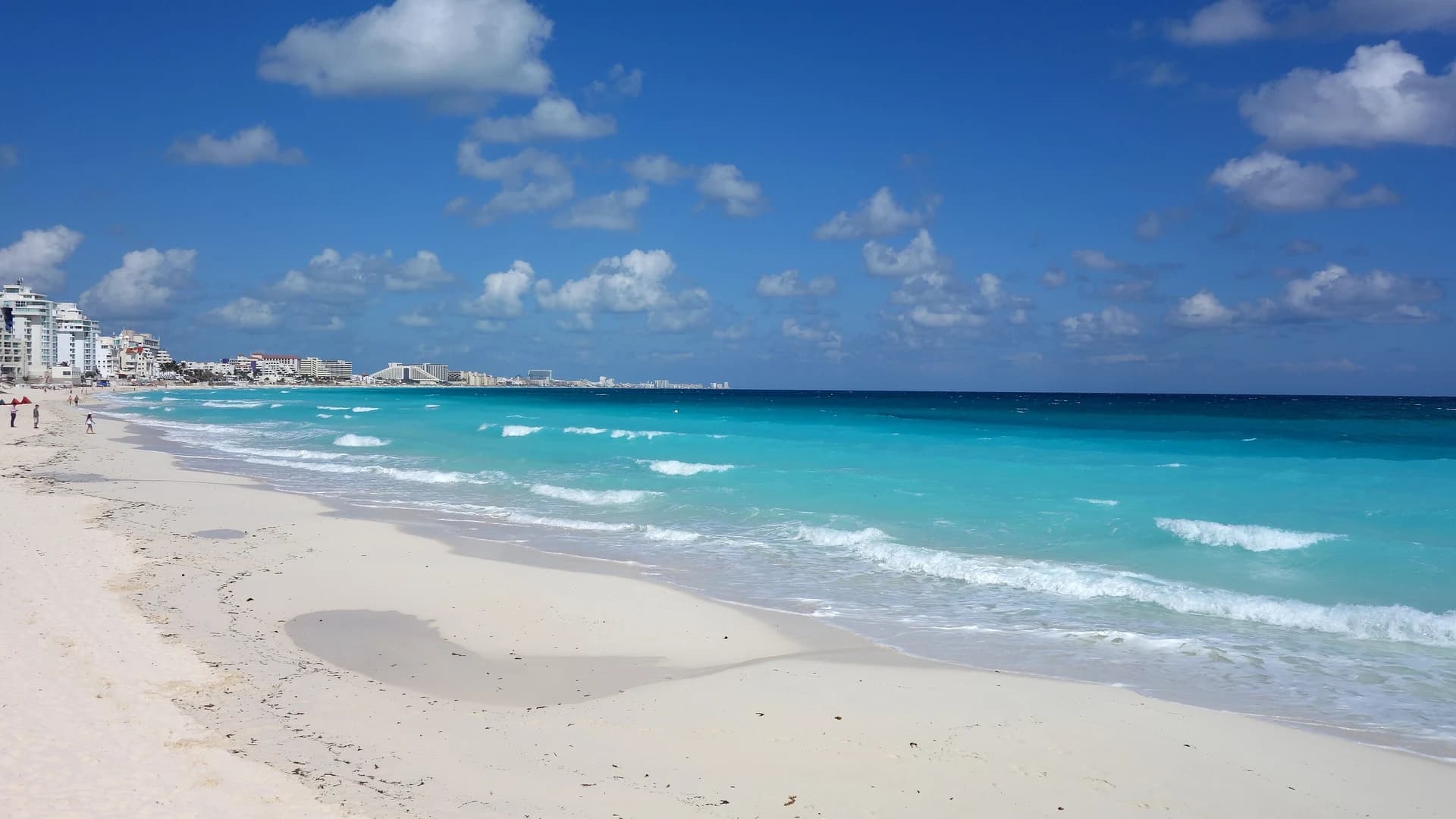 White sand beach and turquoise Caribbean sea in Cancun's Hotel Zone, Mexico