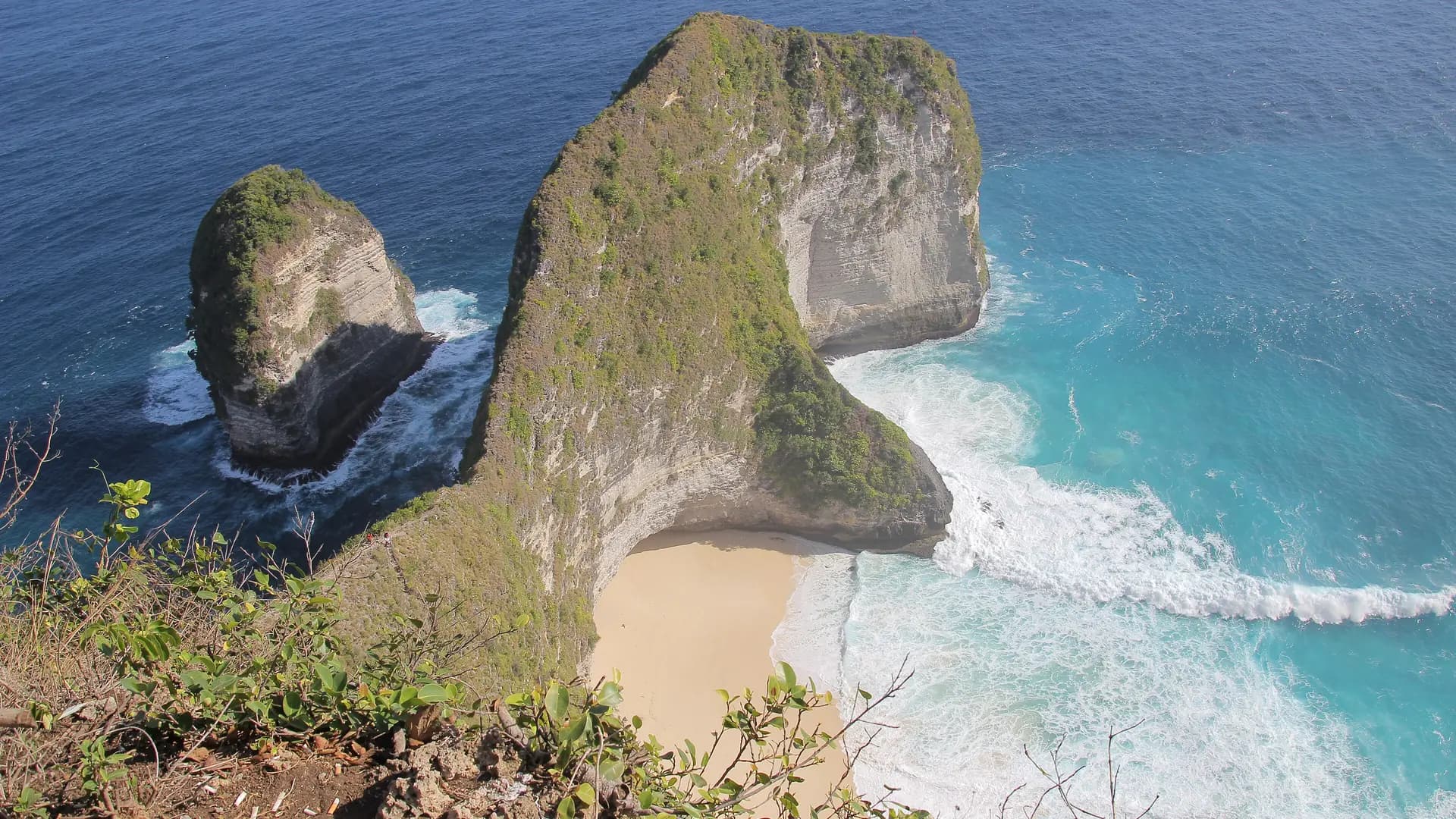 Kelingking Beach's cliff viewpoint on Nusa Penida, Indonesia