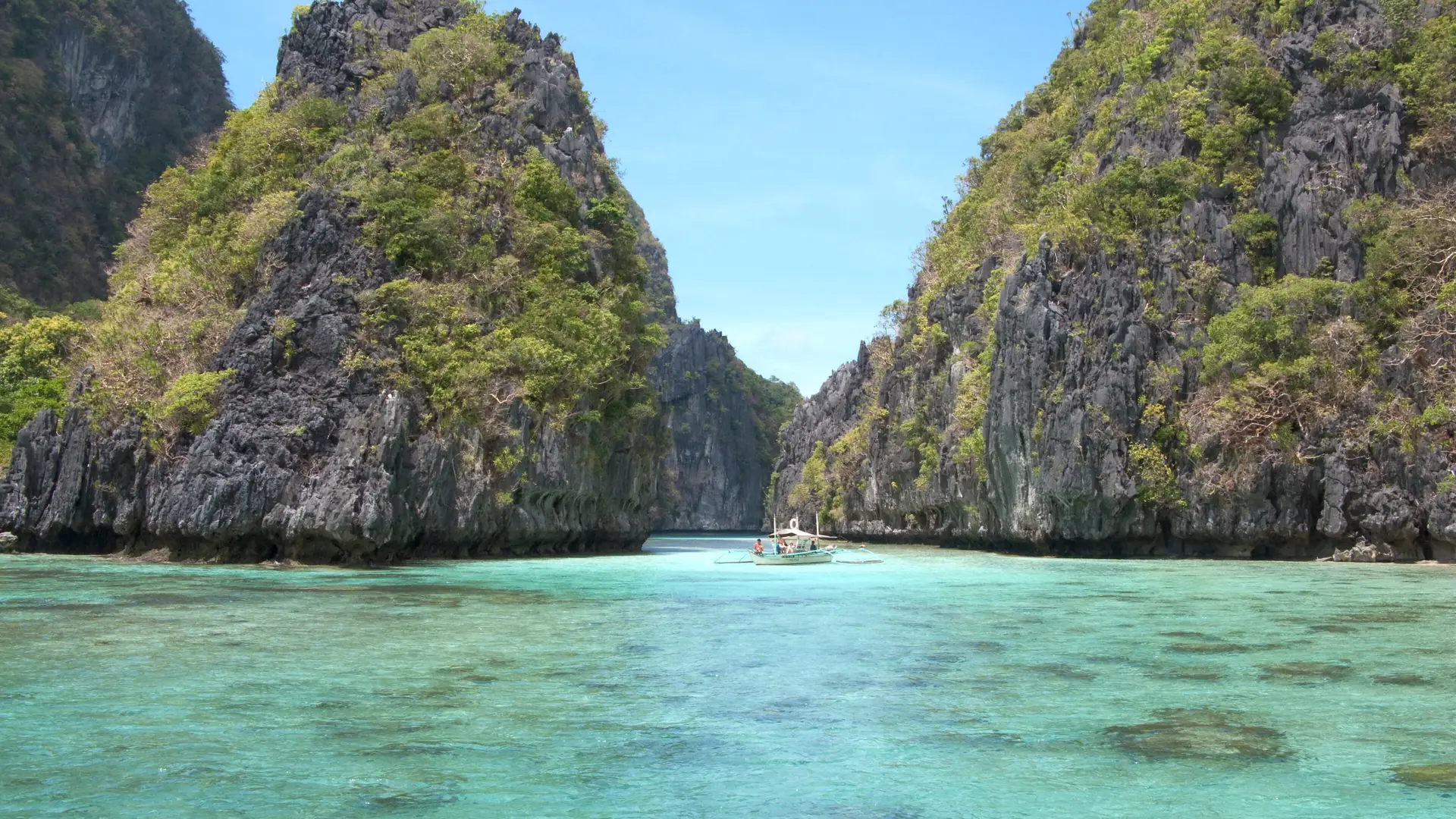 Limestone karst lagoon in Bacuit Bay, El Nido, Palawan, Philippines