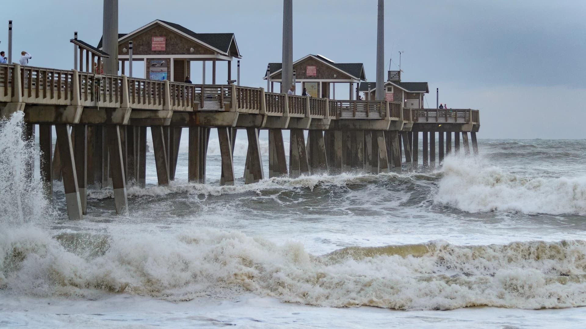 Waves breaking around Jennette's Pier, Nags Head, Outer Banks, North Carolina